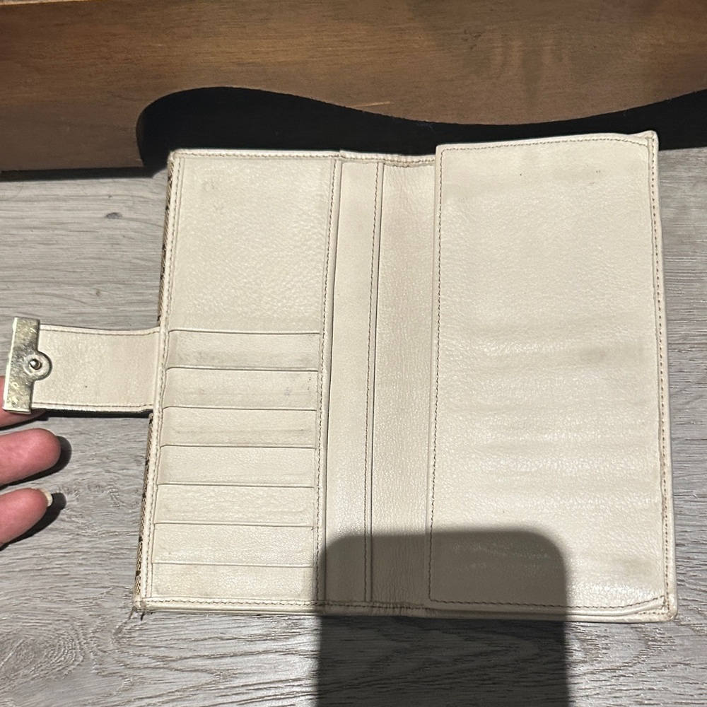 Designer Wallet Set with Signature Patterns - Picture 5 of 12